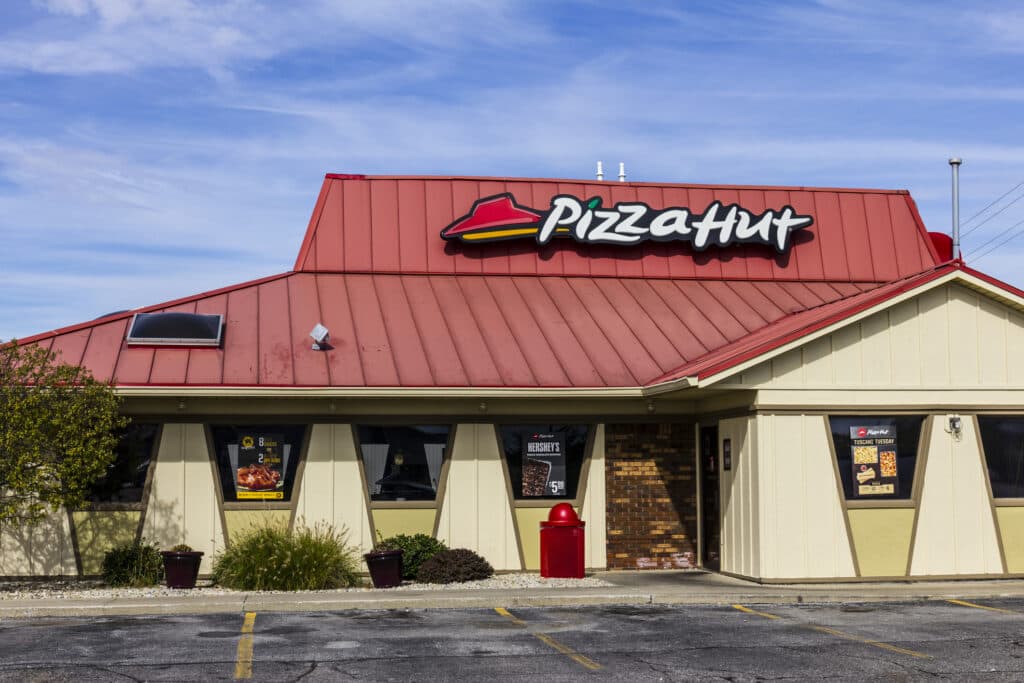 Schimbare în industria de fast-food: Yum Brands vinde Pizza Hut pentru 2,7 miliarde de dolari / Restaurantele din China merg la Yum China, celelalte la fondul de investiții american LongRange Capital