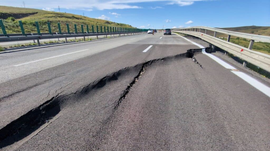 Probleme fără sfârșit pe Autostrada A10 Sebeș-Turda / O nouă surpare de teren în zona kilometrului 66