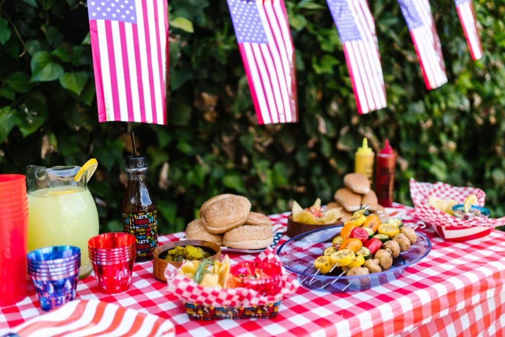 VIDEO | Economia din spatele zilei de 4 iulie: Câte miliarde de dolari cheltuiesc americanii pe grătare, artificii și bere de Ziua Independenței