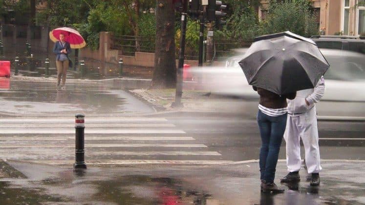 ANM: Cod portocaliu de ploi torențiale pentru cinci județe li Cod galben de instabilitate atmosferică pentru 19 județe și București, valabile de smbătă după-amiază