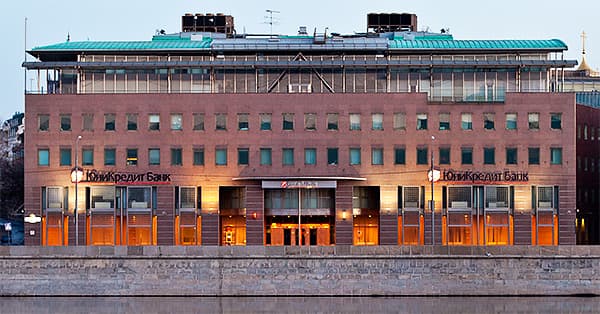 UniCredit iese până la urmă din Rusia, la peste patru ani de la izbucnirea războiului din ucraina. Fratele președintelui băncii italiene a intermediat tranzacția