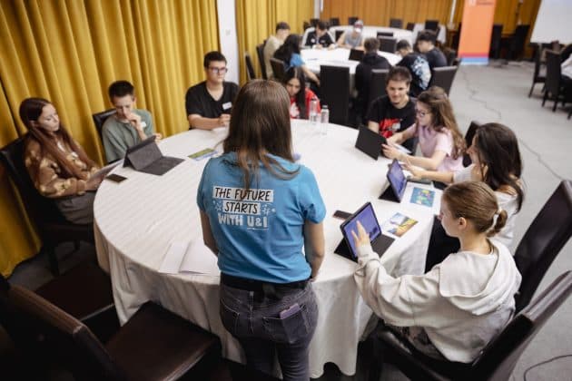 Educație în IT. UiPath Foundation lansează primul curriculum de literație în AI dezvoltat special pentru sistemul public de educație din România