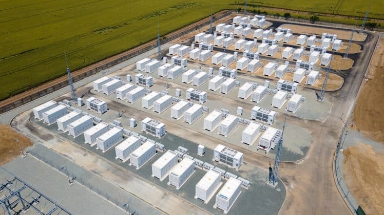 S-a pus în funcțiune a doua cea mai mare baterie de stocare a energiei din România, de 150 MW/300 MWh, la Gura Ialomiței. Va fi extinsă în curând la 250 MW/500 MWh. Investiție a Aukera Energy