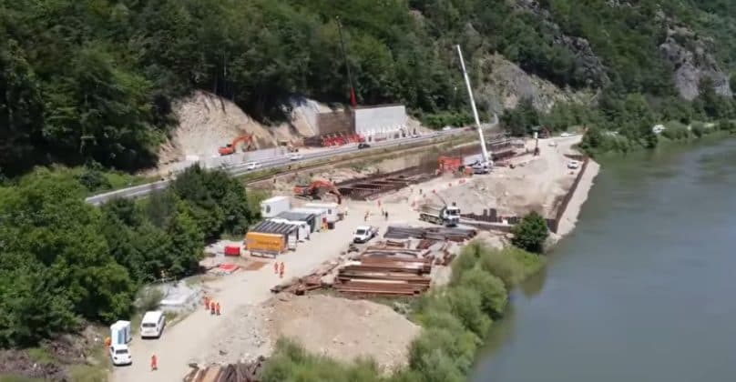VIDEO Autostrada A1 Sibiu – Pitești: Imagini noi cu lucrările la ecoductul Călinești, care va traversa DN1, calea ferată și râul Olt