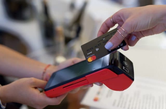 Important pentru toți românii cu card. Băncile îți pot pune limită pe plăți chiar dacă nu ai cerut asta și chiar dacă nu scrie în contract. Când și cum se întâmplă?