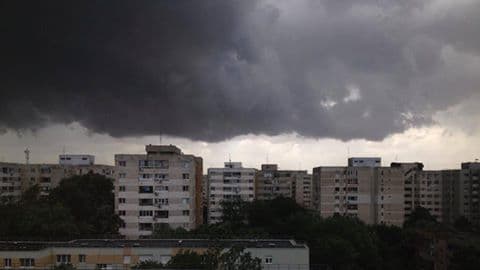 O nouă furtună în Bucureşti, miercuri – Cod portocaliu, anunțul autorităţilor