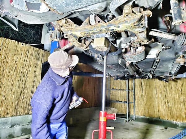 Un mecanic auto, reținut în Vulcan / Vindea mașinile aduse la reparat / Ulterior, mașinile erau dezmembrate