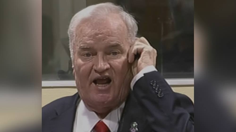 Ratko Mladic, „măcelarul din Bosnia”, a suferit un AVC, anunţă fiul său / A fost condamnat la închisoare pe viață pentru crime de război