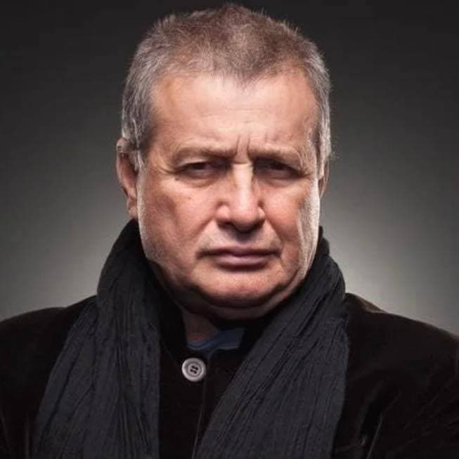 Dolj: Anchetă a Poliţiei, după ce o casă a lui Mircea Dinescu ar fi fost incendiată; poetul a depus plângere (surse)