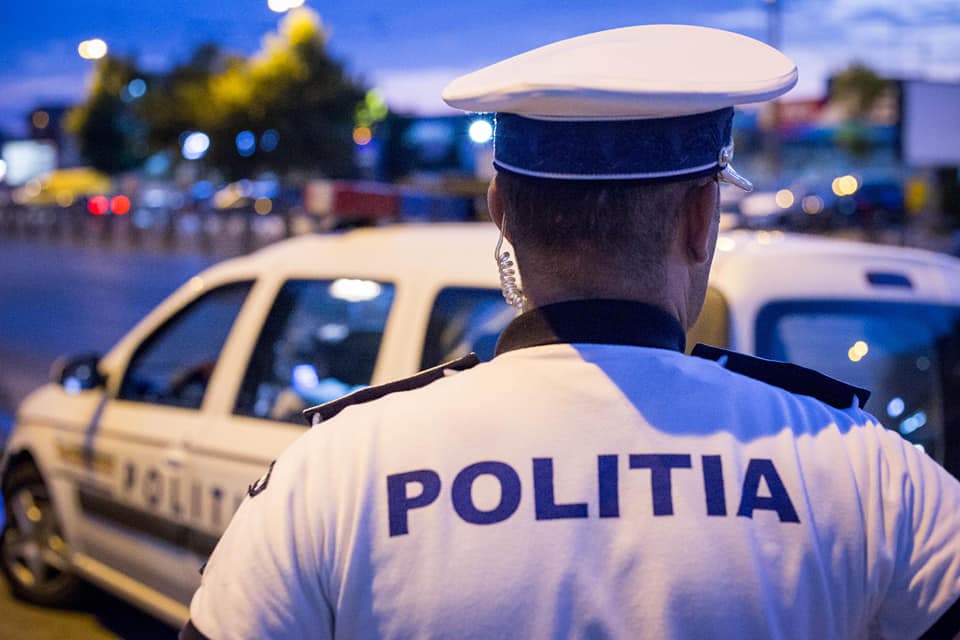 Accident grav în Drumul Taberei, trei minori loviți pe scuar după impact între două mașini. Patru persoane au ajuns la spital