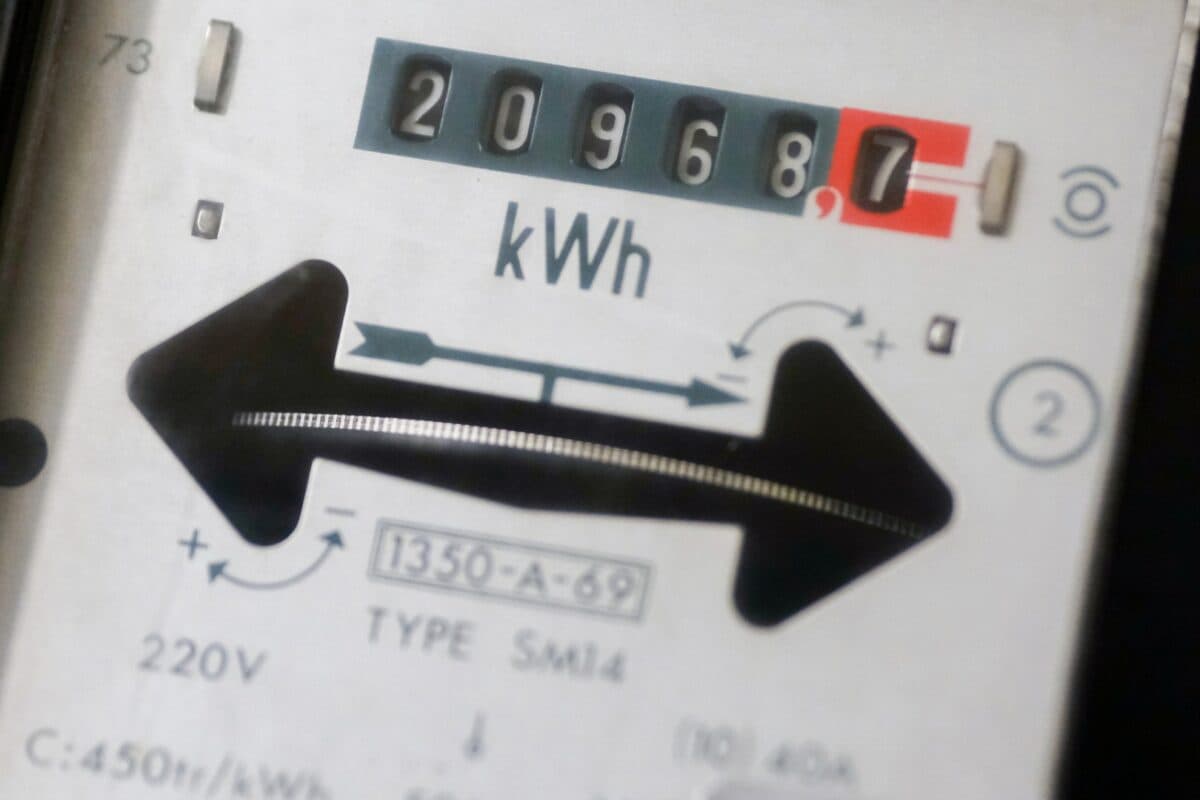 Un sibian a demonstrat în instanță că tensiunea electrică slabă e ilegală / ANRE amendează DEER cu 10 mii de lei / ”Becuri care pâlpâie, electrocasnice care „se ard”— toate au fost puse pe seama ghinionului”
