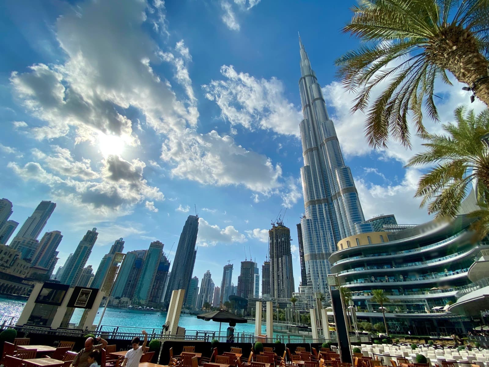 Trafic suspendat pe aeroportul din Dubai după un atac cu dronă / Cele două curse de Formula 1 din Orientul Mijlociu, Bahrein şi Arabia Saudită, au fost anulate