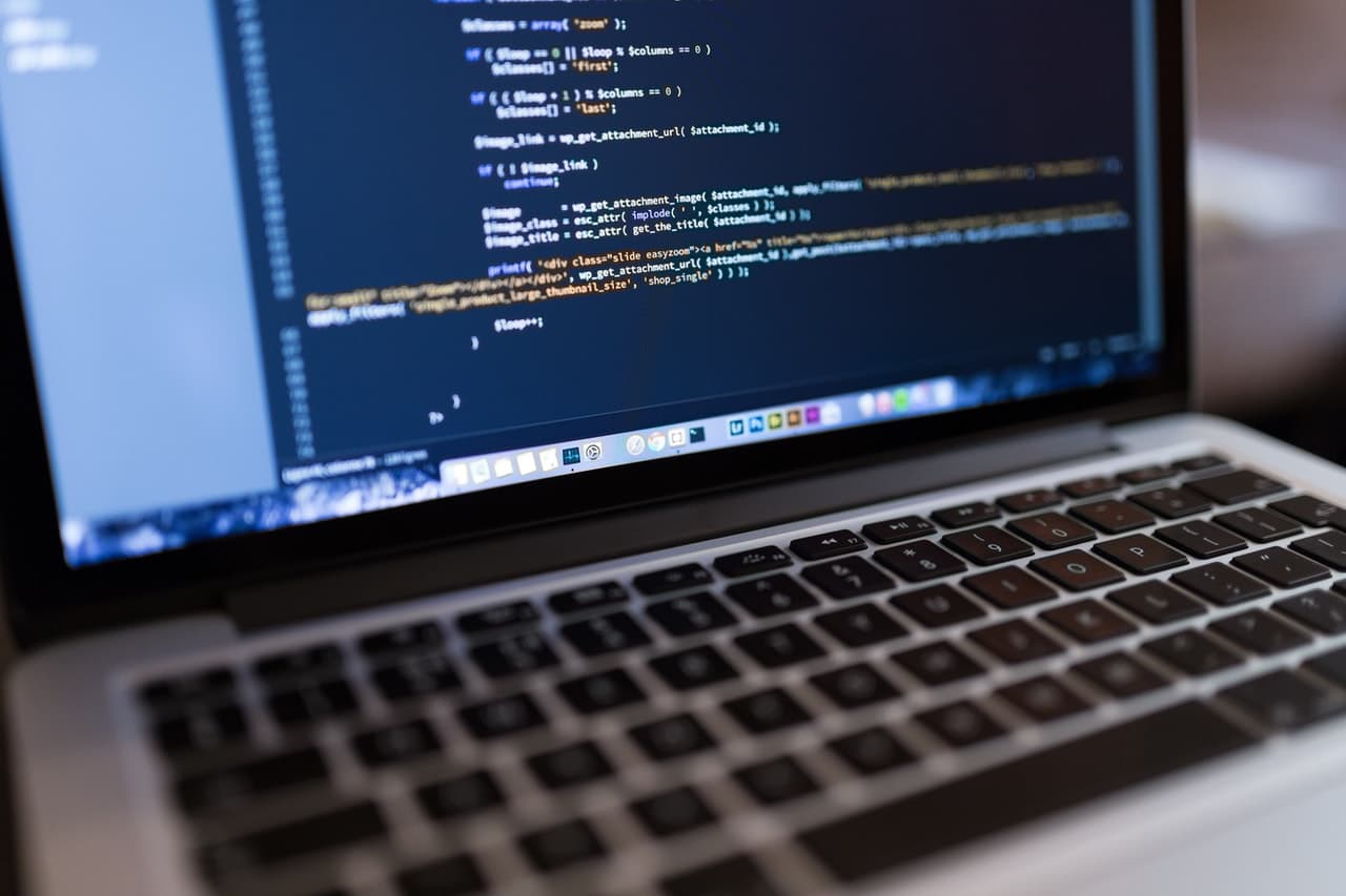 Inteligența artificială a devenit o unealtă a hackerilor pentru identificarea conturilor anonime de social media