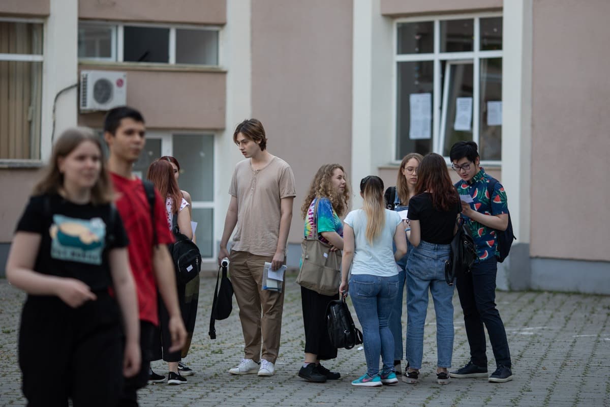 Aproape 15.000 de elevi care erau înscriși la începutul acestui an școlar în clasa a VIII-a nu apar înscriși la Evaluarea Națională care începe luni / Generația 2026 a trecut prin pandemie și 9 miniștri ai Educației, iar acum intră primii în liceul cu programe și manuale noi