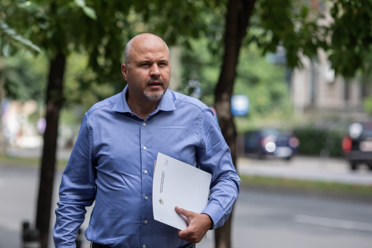 Deputatul USR Emanuel Ungureanu depsre operațiunea DIICOT la azilele lui Pașca din Bihor: Uriașa manipulare de pe televizoarele Securistanului. De ce au ajuns bolnavi din spitalele țării la niște azile neautorizate?