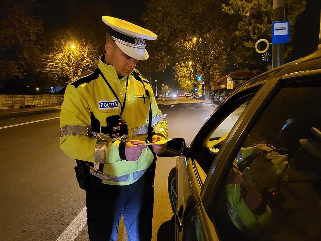 Zeci de şoferi, amendaţi de poliţişti noaptea trecută pentru că au produs zgomot în traficul din Capitală / Tânăr, sancționat cu 8.000 de lei după ce a accelerat repetat motorul maşinii pe care o conducea pe Calea Victoriei