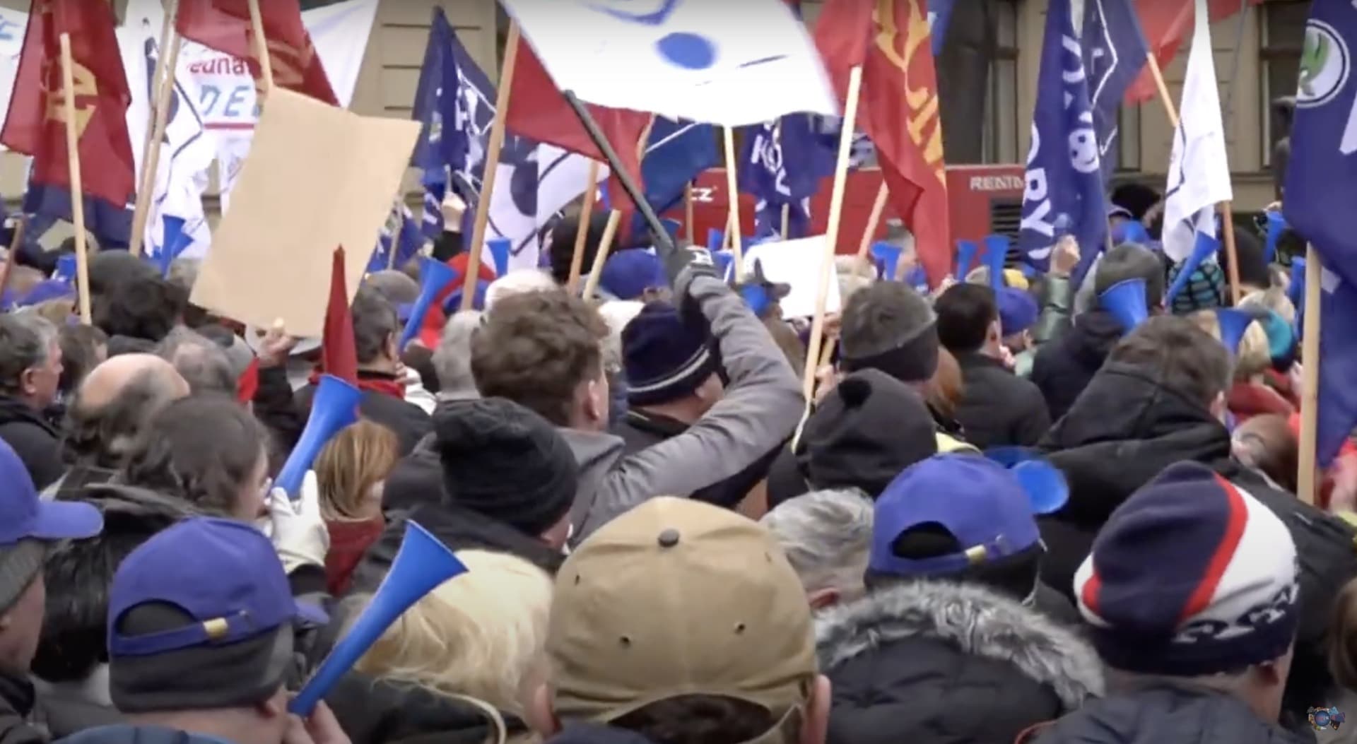 Mii de persoane au protestat la Praga din cauza temerilor legate de independenţa mass-media publice