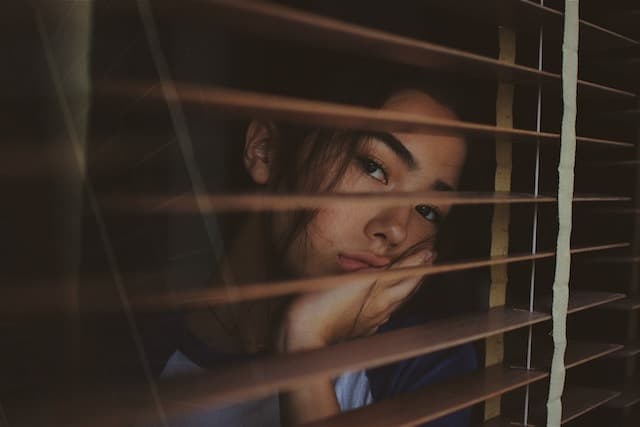 O temă a unei generații: „Să fiu în preajma celorlalți mă obosește, mă derutează și mă face să mă simt greșită” / Formele de autism fără dizabilitate intelectuală sunt greu de depistat / Medic: ”E esențial să se implice și familia și școala”