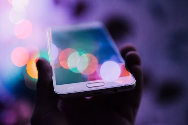 Telefoanele mobile, interzise și în pauze / Elevii vor fi obligați să își lase telefonul în spații speciale cât stau la școală, potrivit unui proiect de modificare a legii educației