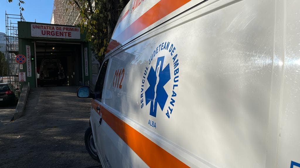 Doi elevi din Botoșani, transportaţi la spital după ce bancă a căzut peste ei în vestiar