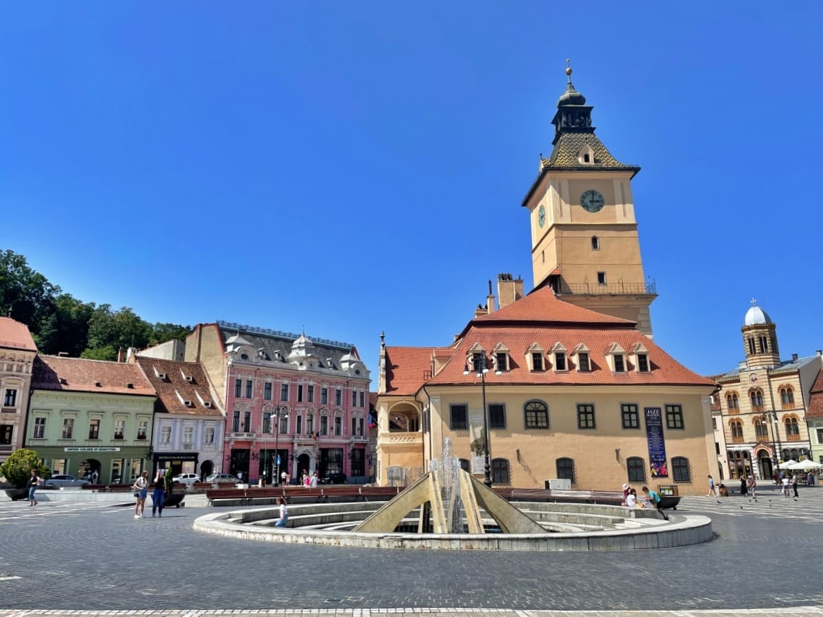 Se vinde Radio Brașov, cel mai vechi post de radio din județ / „Singura noastră dorință este să se păstreze brandul” / El aparține lui Aristotel Căncescu și al fostei soții / Fost lider PNL, Căncescu a fost închis pentru corupție
