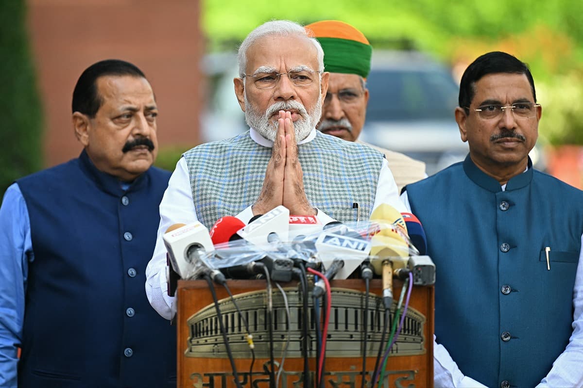 Premierul Narendra Modi, ironizat de opoziția din India după ce a primit un premiu inventat cu trei zile înainte să ajungă în Seychelles, cu greșeli de ortografie: ”Oferiți-i orice distincție și va veni imediat”