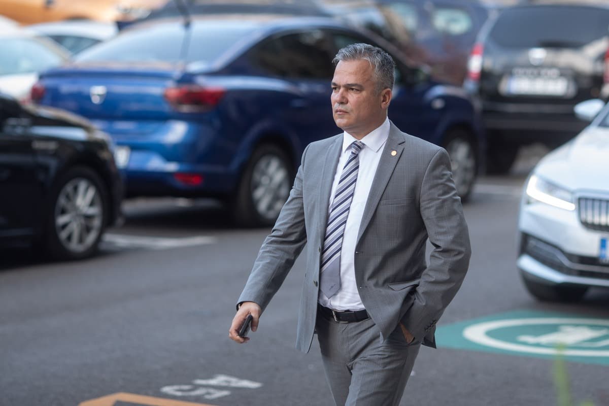 Adrian Veștea a fost ministrul Dezvoltării în guvernul Ciolacu și a împărțit miliarde de euro la baronii locali / Guvernul Ciolacu a produs cel mai mare deficit bugetar din Uniunea Europeană