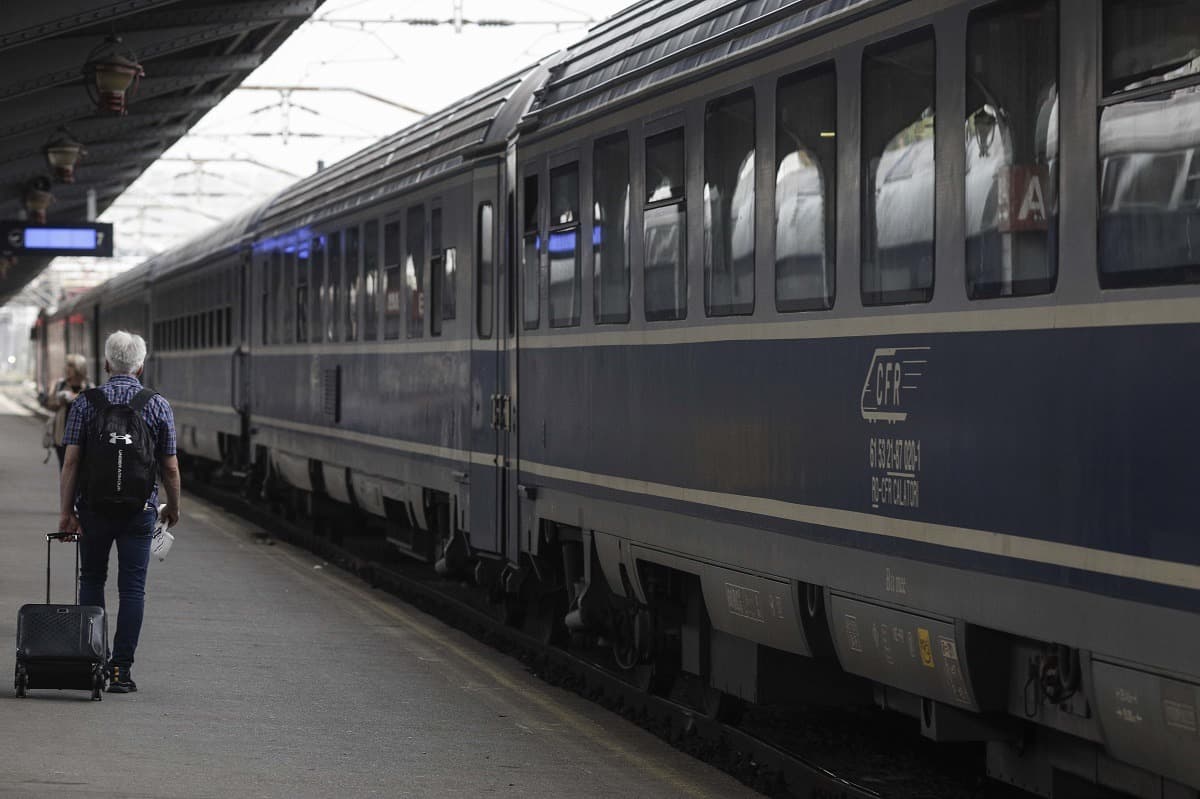 Circulația trenurilor oprită pe secția Brașov – Sighișoara după ce un copac a căzut pe liniile electrice