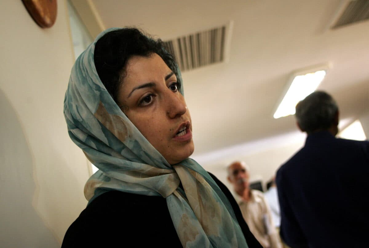 Iran: Laureata Premiului Nobel pentru Pace, Narges Mohammadi, se află în stare critică în închisoare (frate)