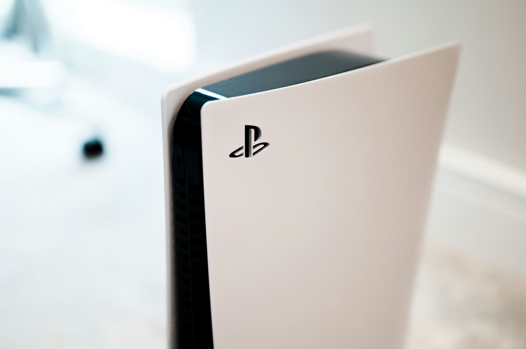 Sony renunță la CD-uri: toate jocurile noi pentru PlayStation vor fi disponibile doar în format digital, din ianuarie 2028 / ”Un atac împotriva oricui ține la dreptul de a deține ceea ce cumpără”