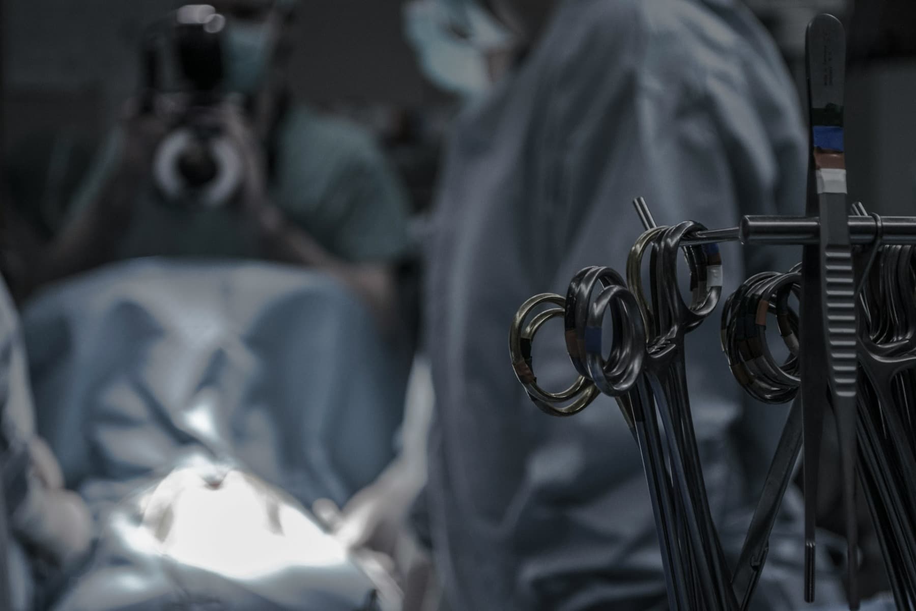 O intervenție chirurgicală fără precedent, efectuată în Ungaria: un bărbat înjunghiat în inimă a fost operat în plină stradă de un medic