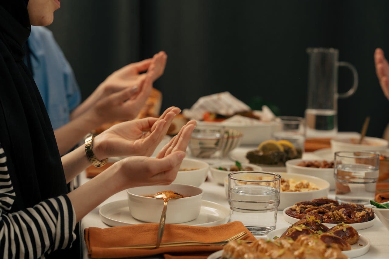 Musulmanii din Dobrogea sărbătoresc Kurban Bayram / Copiii umblă colindând din casă în casă / Sărută mâna celor în vârstă, fiind răsplătiți cu dulciuri, de obicei, baclavalele