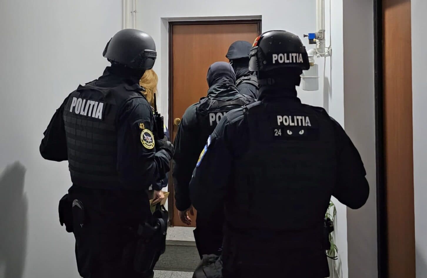 Percheziții în dosarul „azilele groazei” din Bihor / Sute de persoane cu dizabilități, exploatate într-o schemă criminală de 13 milioane de lei / Victimele erau îngropate pe câmp, în timp ce gruparea încasa ajutoarele de înmormântare