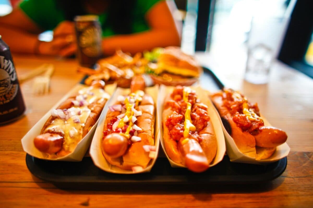 Emigranții germani au introdus hot-dog-ul în meniul americanilor de 4 Iulie / Tom Sawyer Days, cursa toaletelor și ouă gătite la soare / Tradiții bizare de Ziua Independenței