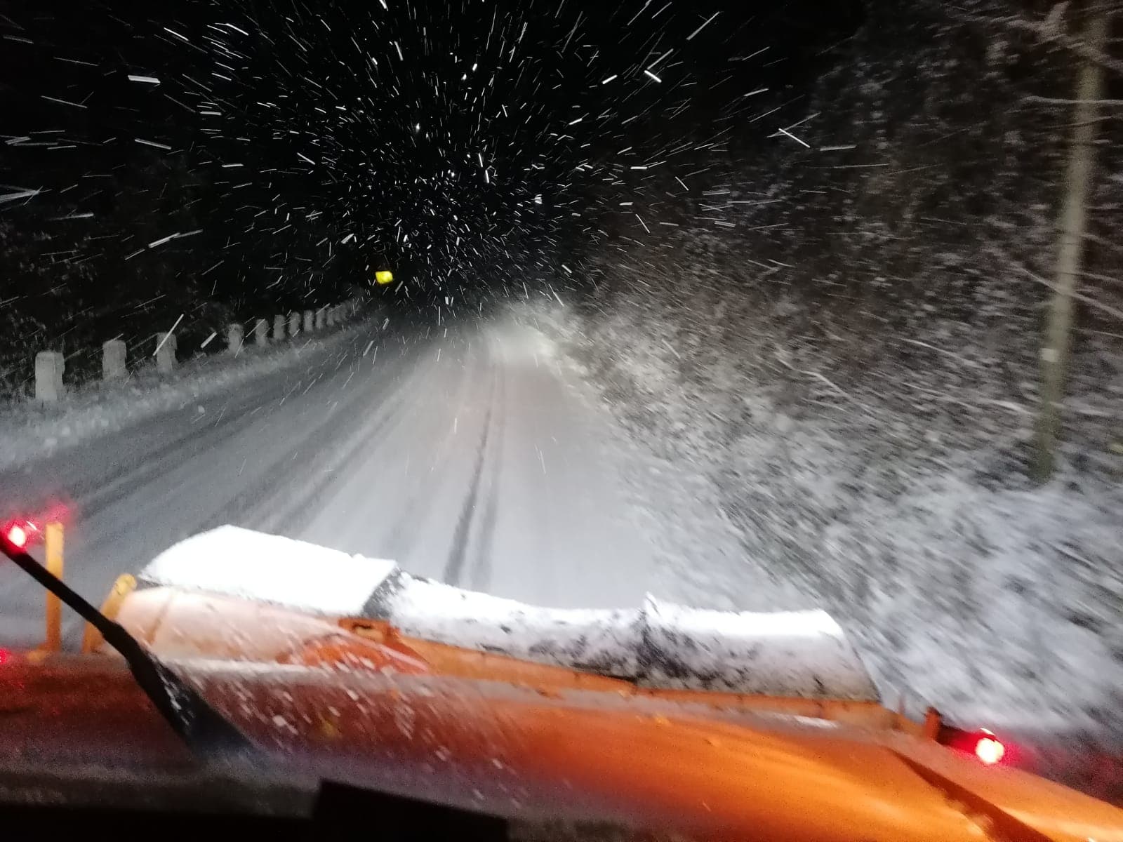 Șosele montane din județul Vâlcea sub zăpadă / Utilajele intervin pe DN7A