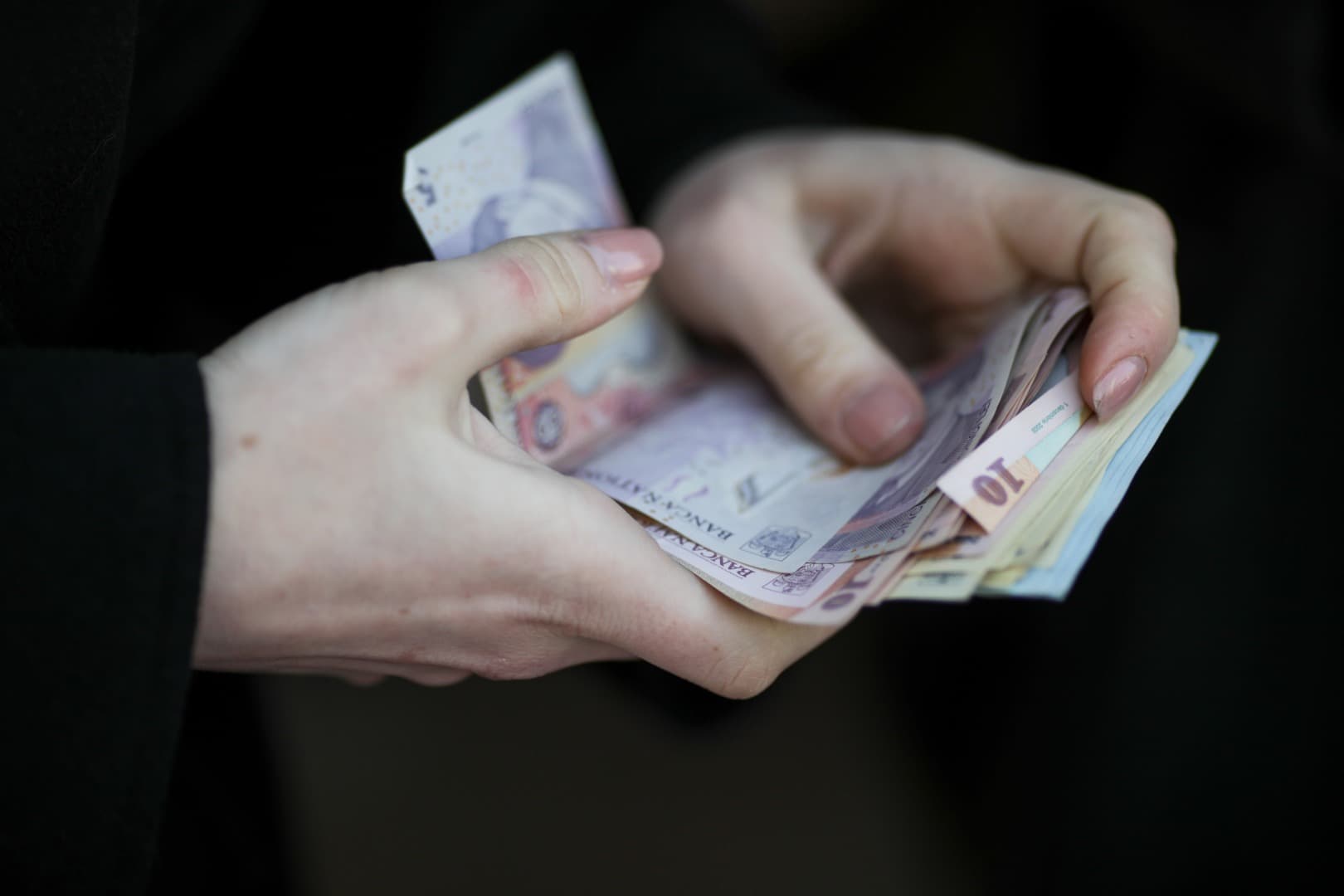 44 de profesori și elevi, păcăliți cu aproape 60 de mii de lei / Au dat avans pentru cazarea la o tabără aflată în construcţie / Poliţiştii fac cercetări