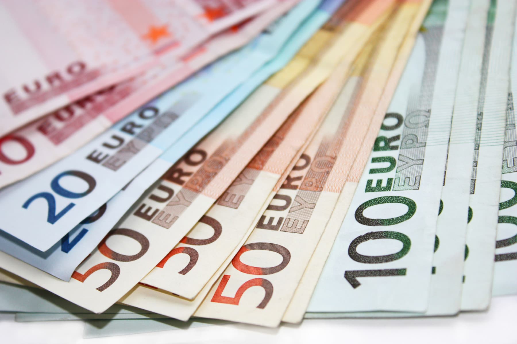 Bulgarii sunt cei mai nemulțumiți de salariile lor, în regiune / 67% dintre lucrători sunt pregătiți să plece pentru o salarizare mai bună / Urmează apoi românii, moldovenii, grecii și maghiarii
