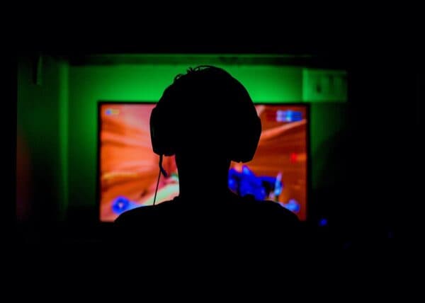 Eurobarometru: 44% dintre adolescenţii români petrec prea mult timp în faţa ecranelor
