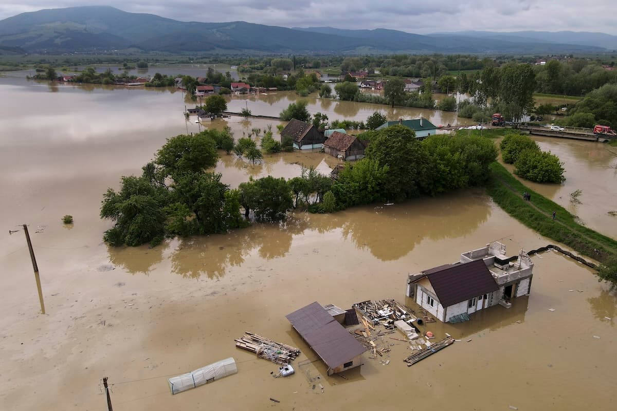 Cod galben de inundații pe râuri din 15 bazine hidrografice, până marți seara