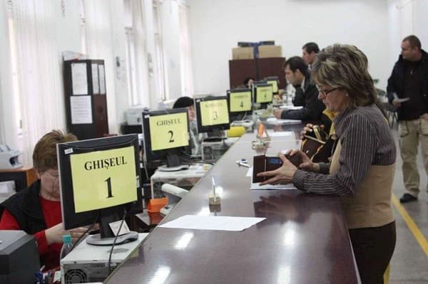 Tribunalul Vrancea a suspendat tăierile de posturi din administrația publică, impuse prin reforma premierului interimar Ilie Bolojan / O măsură similară a luat anterior și Tribunalul Covasna