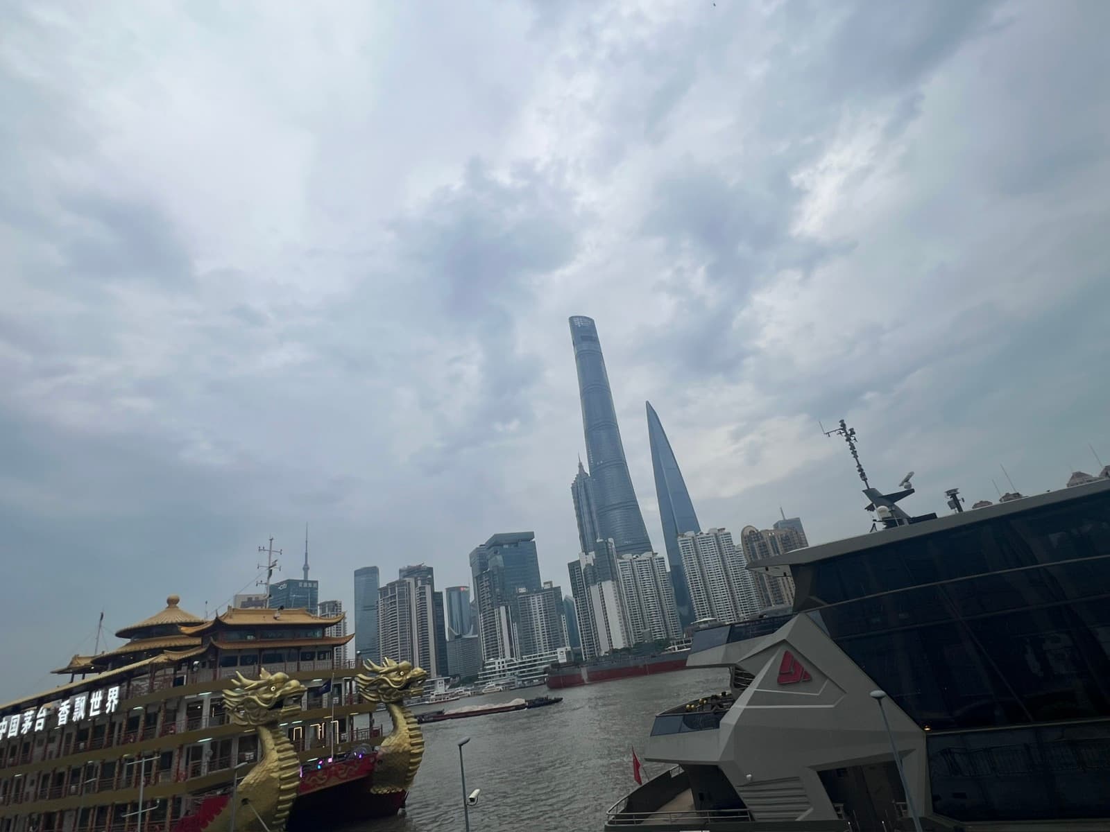Beijingul amenință Europa cu represalii, în cazul deciziei de limitare a importurilor din China / UE discută despre modalitățile de a contracara creșterea bruscă a importurilor chinezești