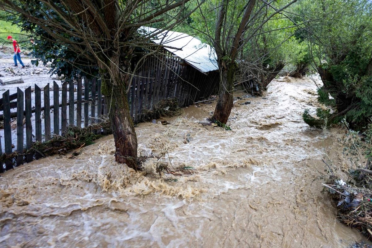 Cod galben de inundaţii pentru râuri din patru judeţe, de vineri dimineaţa, până sâmbătă la prânz