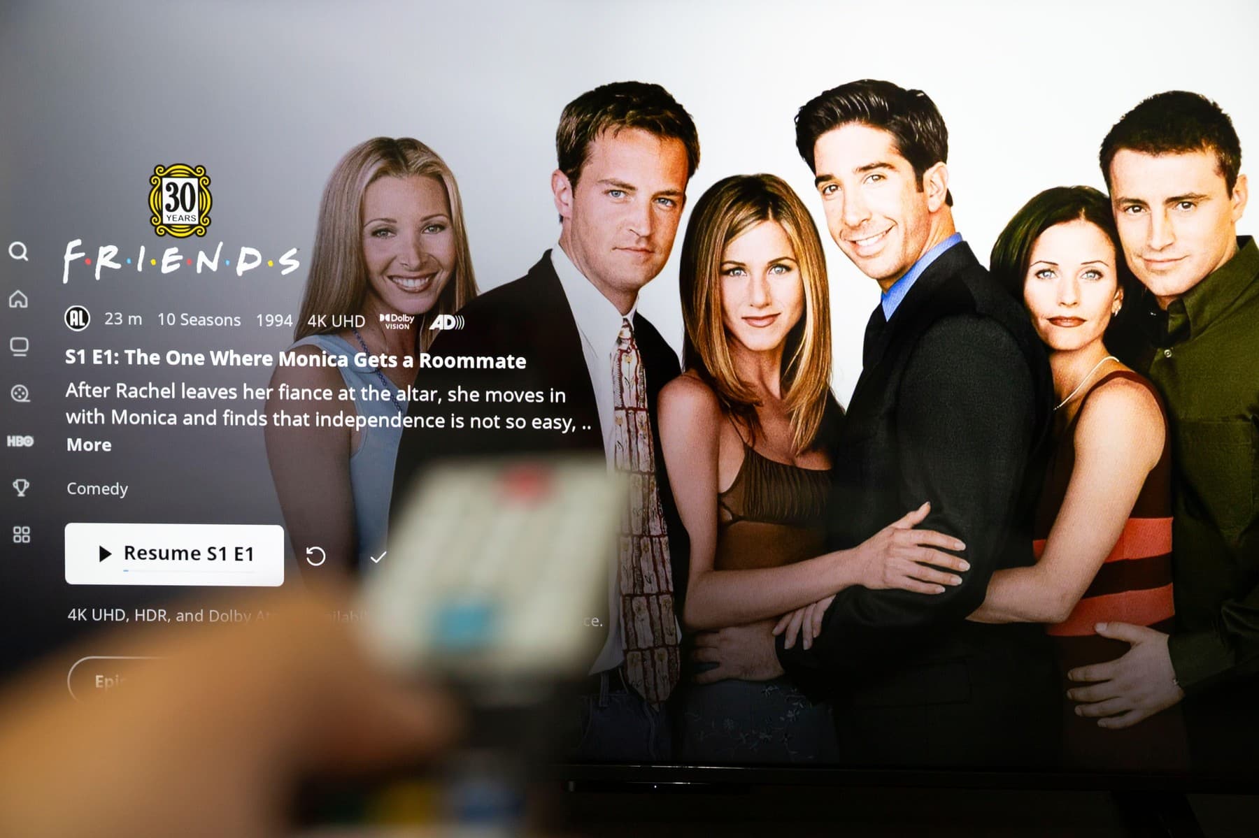 Scenariștii serialului „Friends” se temeau că acesta „nu era suficient de amuzant”, spune actrița Lisa Kudrow / Un episod era filmat în 6 ore, dura de două – trei mai mult decât alte seriale / „Filmările durau până la două dimineața”