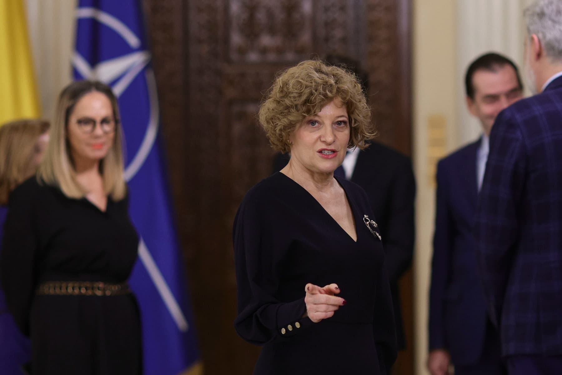 Vicepremierul Oana Gheorghiu: Lupta PSD nu e cu Bolojan. Nu e cu mine. Nu e cu ideea de reformă. E lupta pentru a păstra controlul politic asupra companiilor de stat. Pentru a îndestula buzunare, orgolii și sete de putere