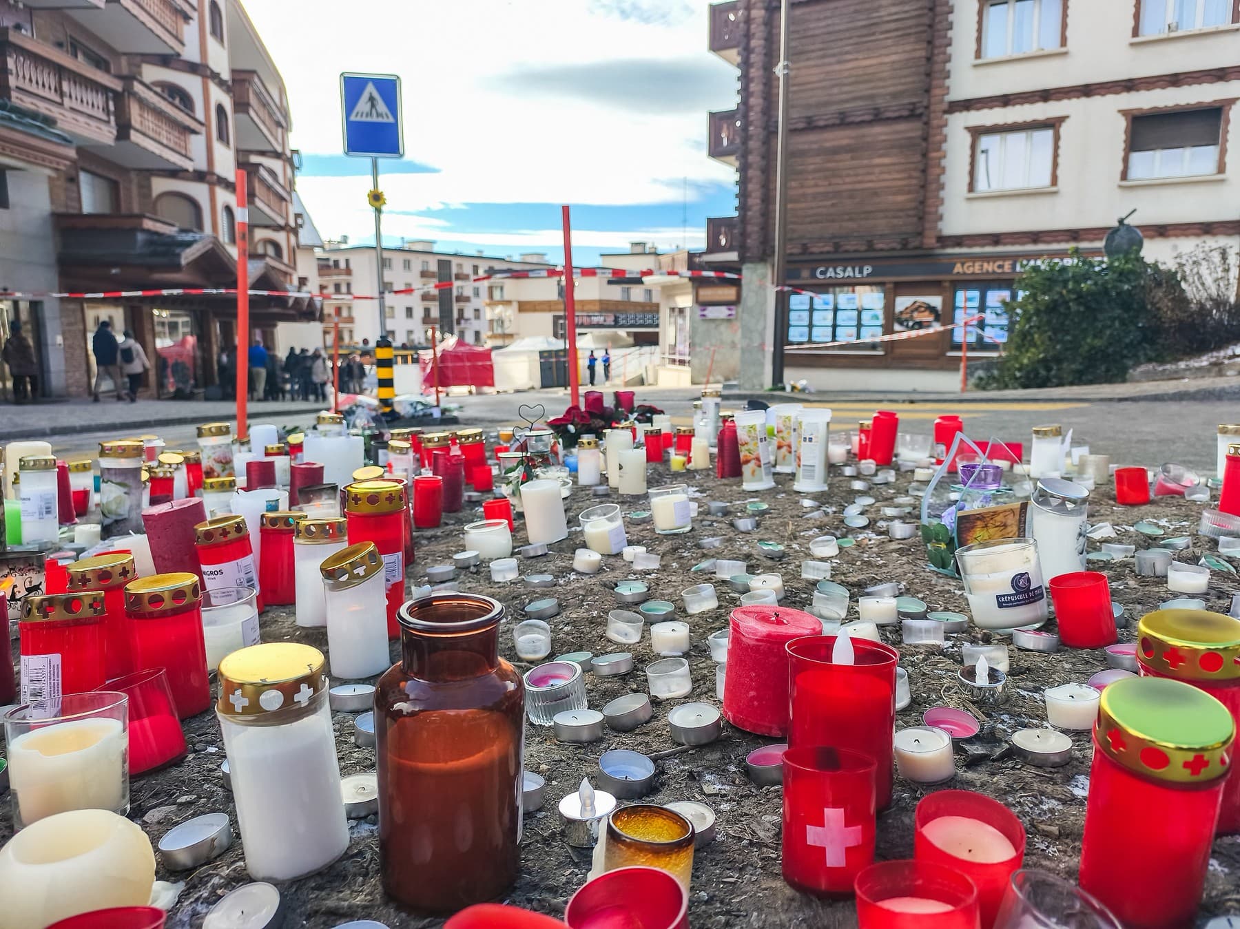 Factură de 75.000 de euro pentru 15 ore de spitalizare la un spital din Elveția / Părinții unui italian ars în urma incendiului din Crans Montana sunt șocați / Ambasador: „Cantonul elvețian va suporta costurile”