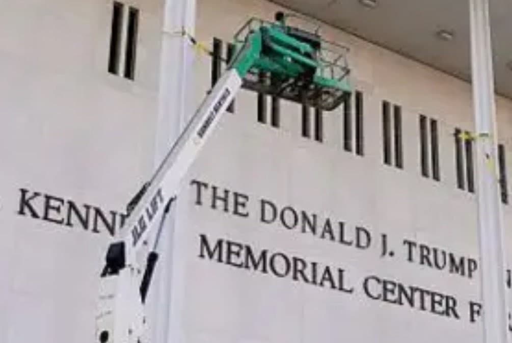 Numele lui Trump trebuie șters de pe Kennedy Center, un spațiu cultural emblematic din Washington DC, a decis o instanță din SUA