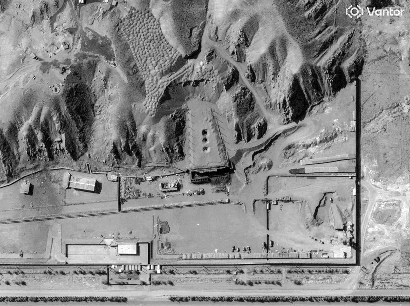 Imaginile din satelit confirmă folosirea bombelor anti-buncăr, de peste 13 tone, împotriva unui punct strategic al programului nuclear iranian