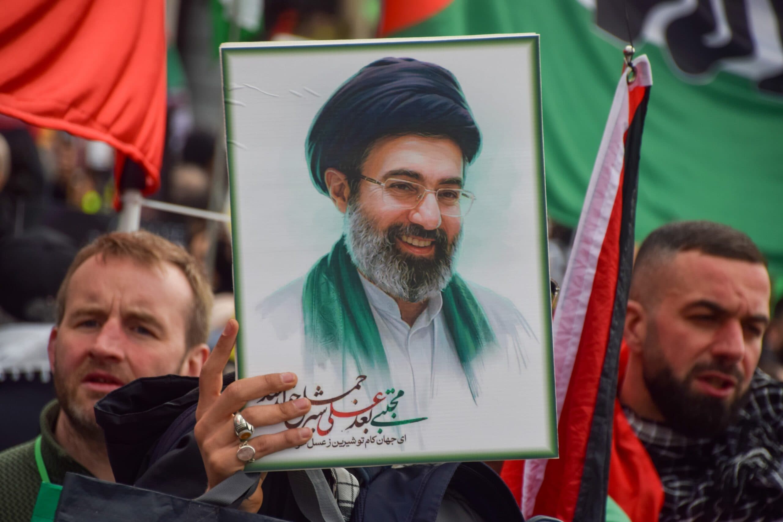 Iranul își conduce pe ultimul drum liderul suprem / Ceremonii uriașe pentru Ali Khamenei chiar de Ziua Națională a SUA