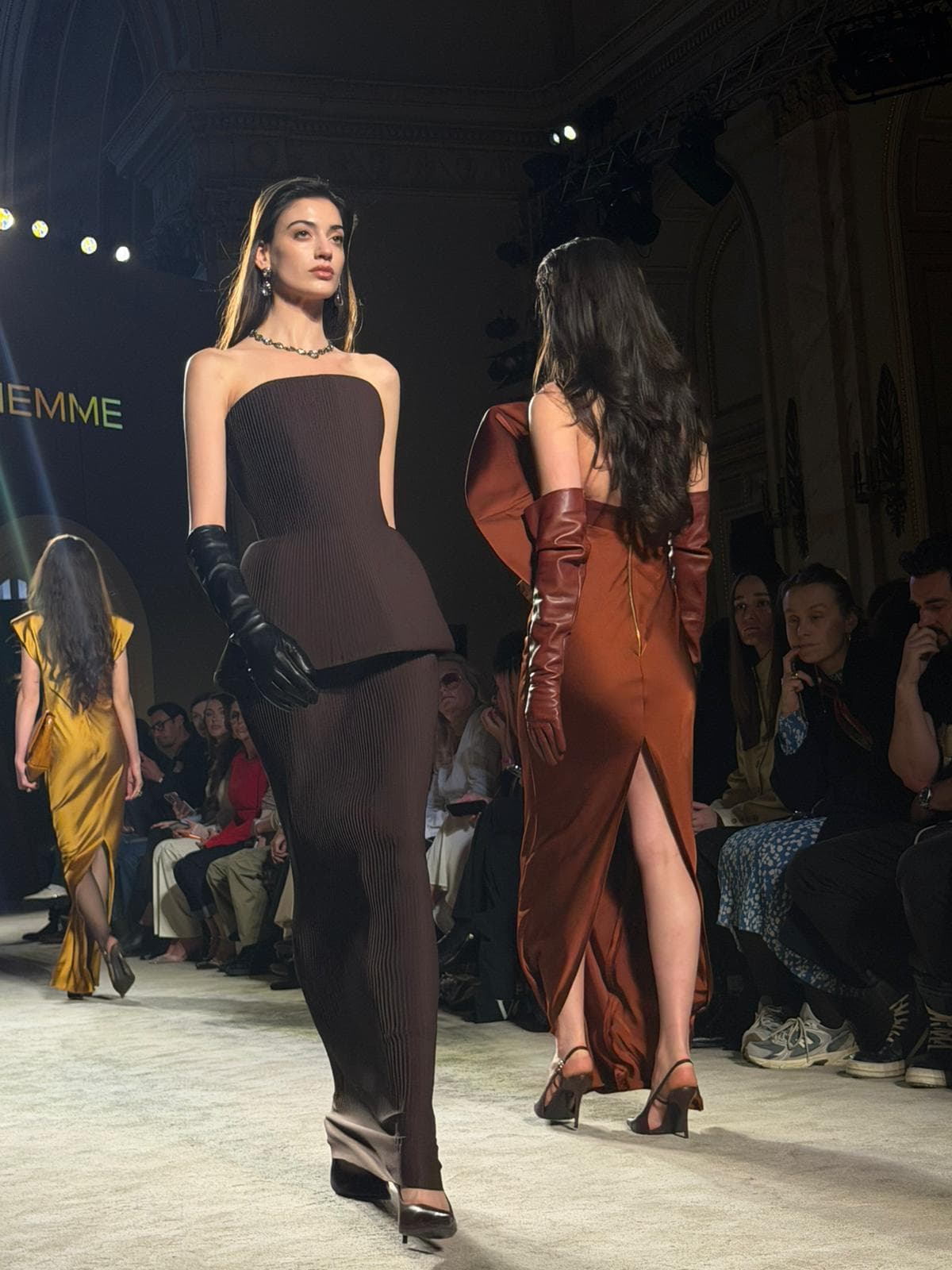 FOTO: Brandul ucrainean J’amemme, pentru prima dată la Mercedes-Benz Bucharest Fashion Week: siluete sculpturale și eleganță controlată