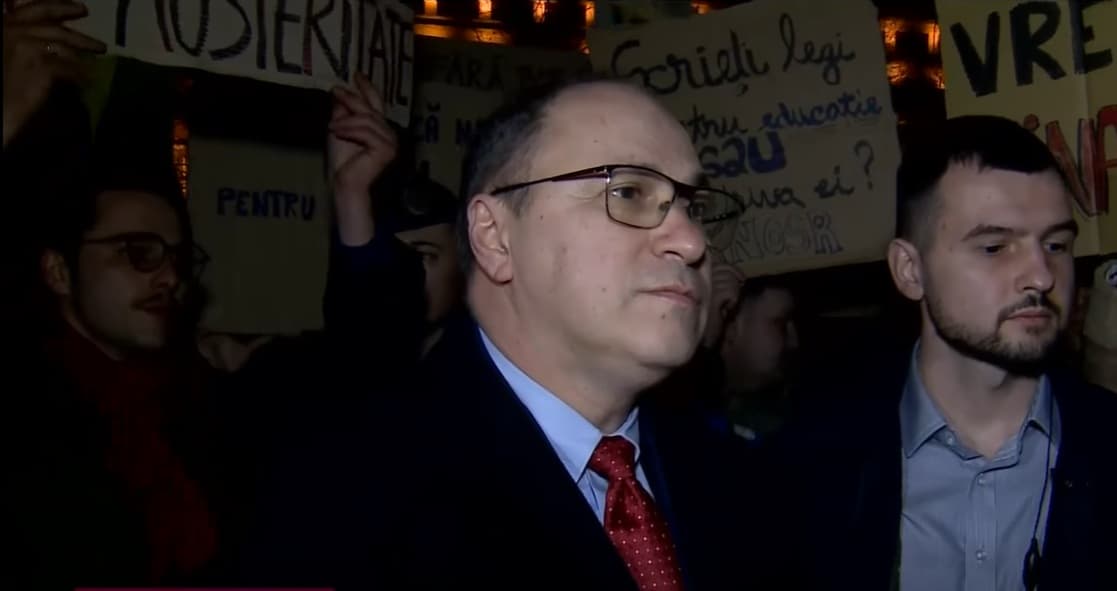 Ministrul Educației a mers în mijlocul studenților care protestau în Piața Victoriei / Mihai Dimian, criticat pentru reducerile de burse